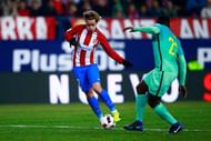 MADRID, SPAIN - FEBRUARY 01: Antoine Griezmann (L) of Atletico de Madrid competes for the ball with Samuel Umiti (R) of FC Barcelona during the Copa del Rey semi-final first leg match between Club Atletico de Madrid and FC Barcelona at Estadio Vicente Calderon on February 1, 2017 in Madrid, Spain.  (Photo by Gonzalo Arroyo Moreno/Getty Images)